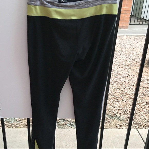 RBX running capris size medium black with back zip - Picture 7 of 8